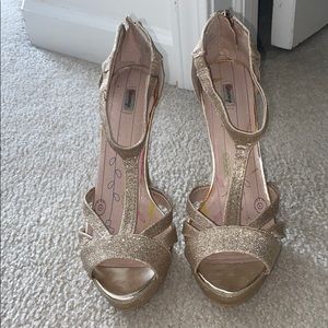 Olsenboye Gold Sparkle Platform Heels Size 8